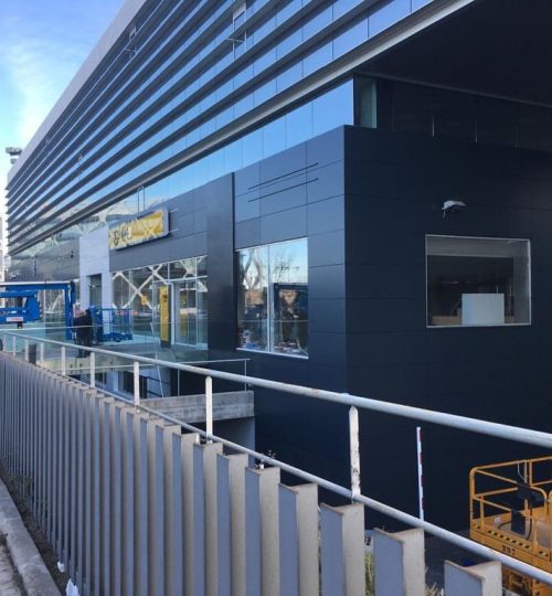 CONCESIONARIO PSA EN LA TABLAS (MADRID) TRATAMIENTO DE LACADO PARA CHAPAS EXTERIORES EN FACHADA